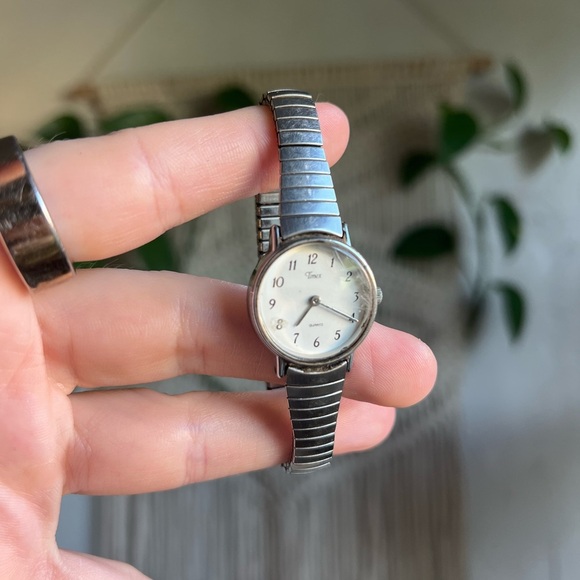 Vintage Timex Quartz Ladies Watch | Silver Stretch Band | 6β Water Resistant - Picture 2 of 8